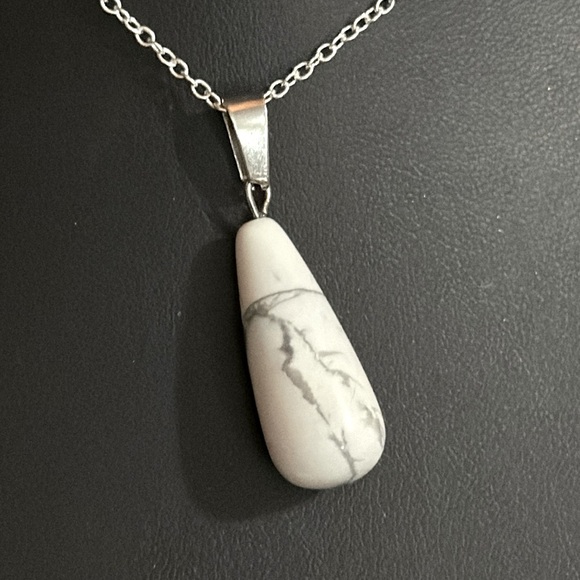 Howlite Cone Pendant on Silver Tone Chain - Picture 1 of 3